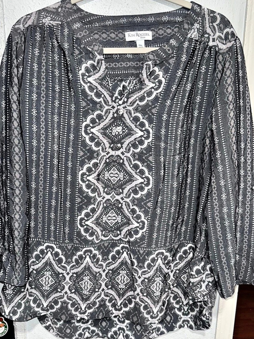 Kim Rogers Geometric Blouse in Gray & White Size PXL Like New